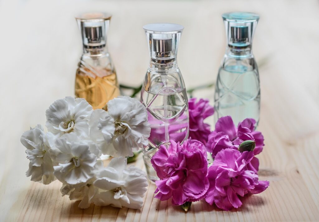 Faire tenir son parfum plus longtemps : le guide des gestes qui changent tout