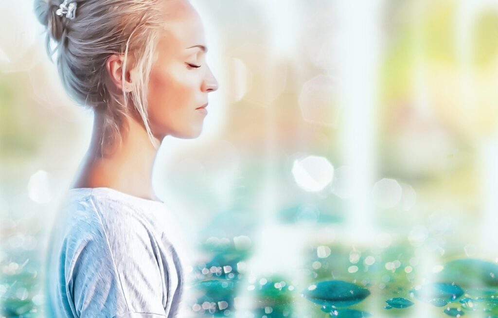 Jeune femme aux yeux fermés pratiquant une respiration de relaxation