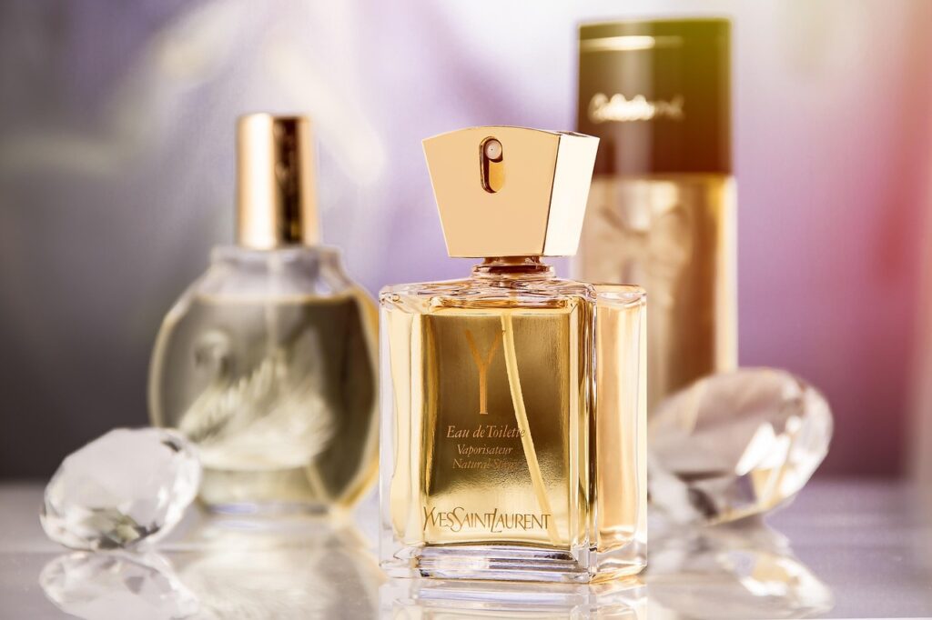 Flacon de parfum doré élégant posé près de cristaux