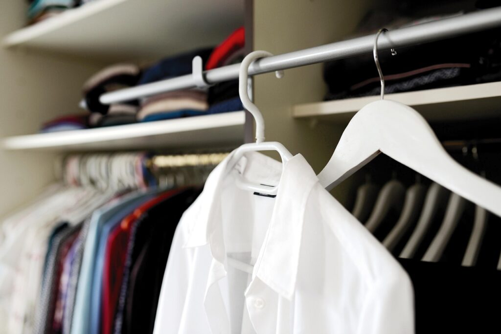 Vêtements rangés sur des portants dans un dressing