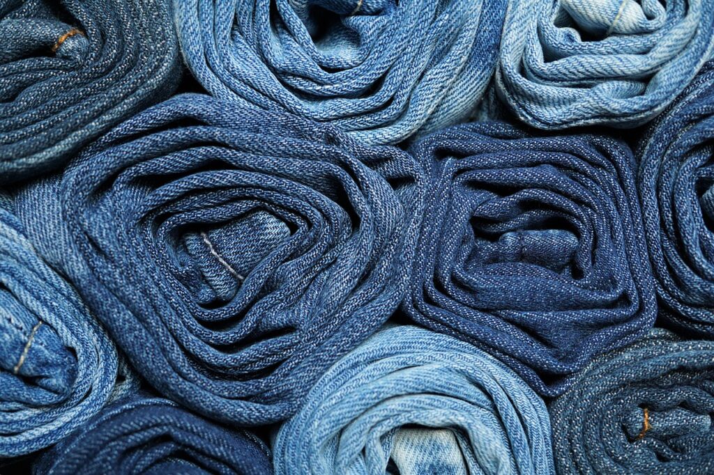 Jeans en denim roules, texture du tissu