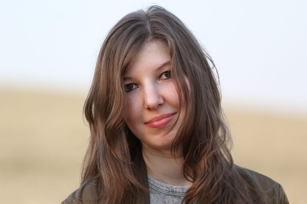 Femme au teint frais et naturel portant un maquillage nude discret