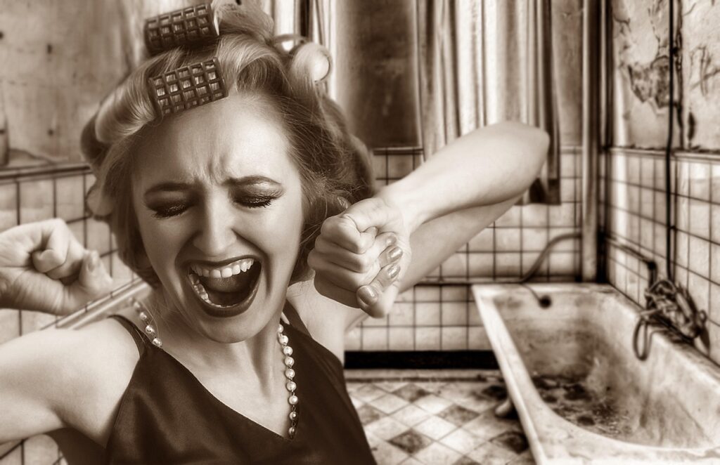 Femme appliquant un sérum sur son visage lors de sa routine de soin du matin pour peau mixte