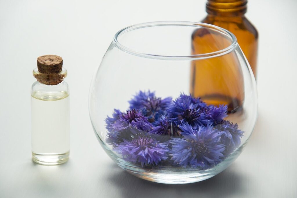 Bienfaits de l’huile de ricin : cheveux, cils, ongles et peau