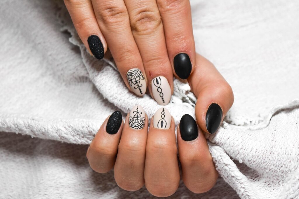 Ongles qui se dédoublent : causes et solutions